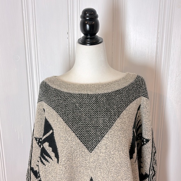 TIMING Aztec inspired poncho sweater - Picture 6 of 7